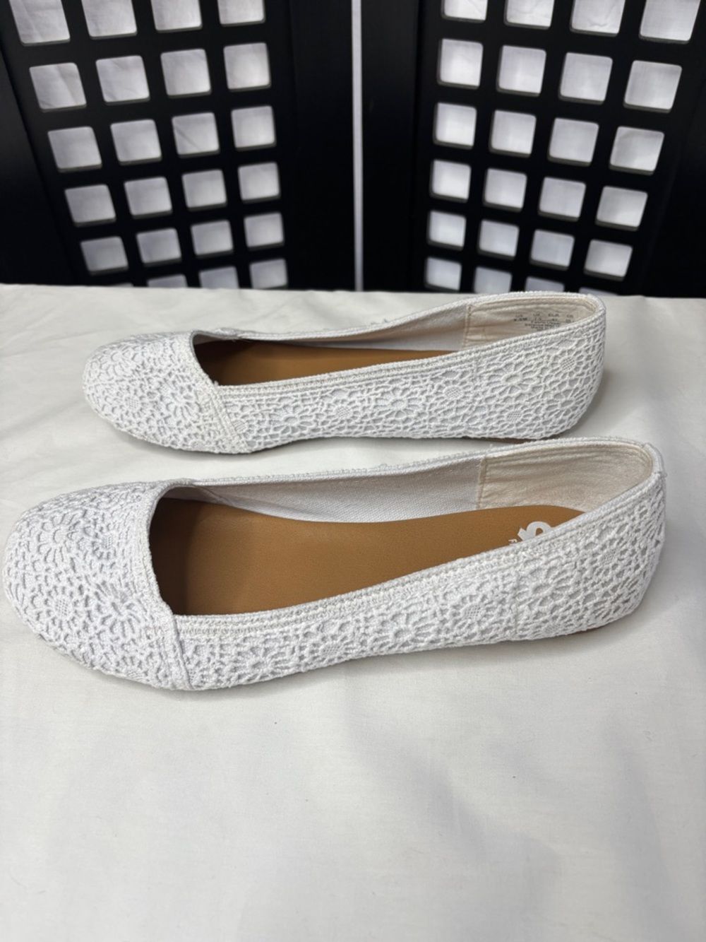 🤍 Fergalicious Crochet Ballet Flats Womens 9.5 White Slip On Casual 🤍 - Picture 3 of 10